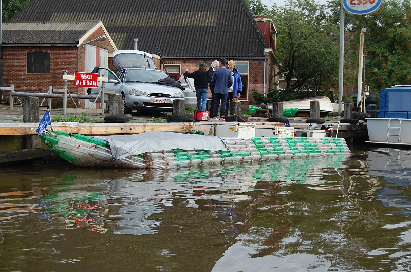 DSC_2059.JPG - PET-flessenboot "Eco taxi" Aan de Dokkumer Ee. Klaar om mee te varen met de 11 stedentocht.