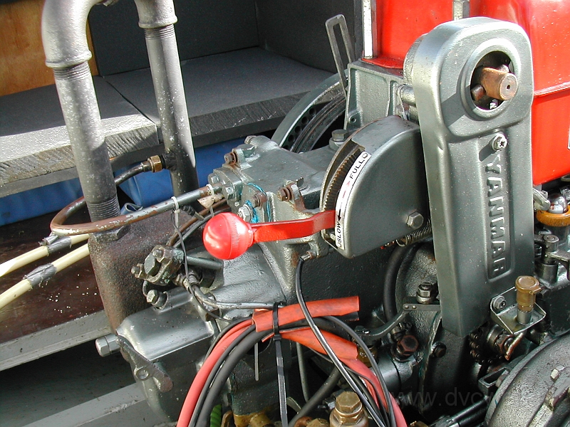 DSCN5531.JPG - Halverwege een vaartocht merkte ik dat de dynastarter niet meer aan het laden was. Na het een en ander even snel te hebben gecontroleerd wou ik kijken of hij nog wel als startmotor werkte. Helaas draaide hij niet meer. Gelukkig kon ik verder varen doordat ik altijd de handslinger aan boord mee heb, wel heb ik de V-snaren voor de zekerheid er af gehaald.